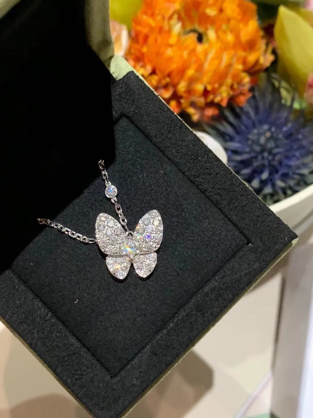 Van Cleef & Arpels Elegant Pearl Earrings